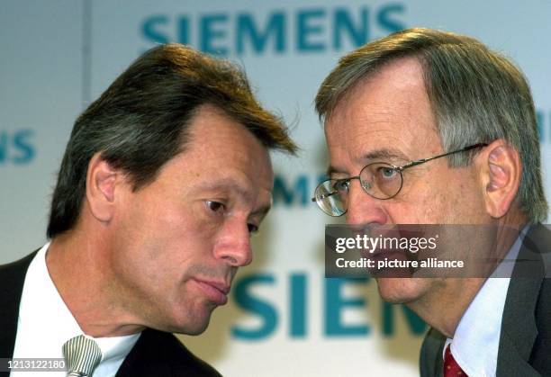 Der Vorstandsvorsitzende der Siemens AG, Heinrich von Pierer , und der Leiter der Zentralstelle E-Business, Albert Goller, sitzen am bei einer...