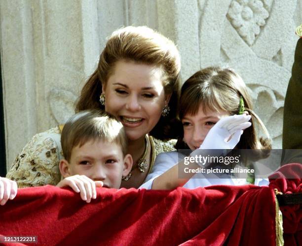 Großherzogin Maria Teresa von Luxemburg grüßt am 7.10.2000 vom Balkon des Luxemburger Palais mit ihren Kindern Prinzessin Alexandra und Prinz...