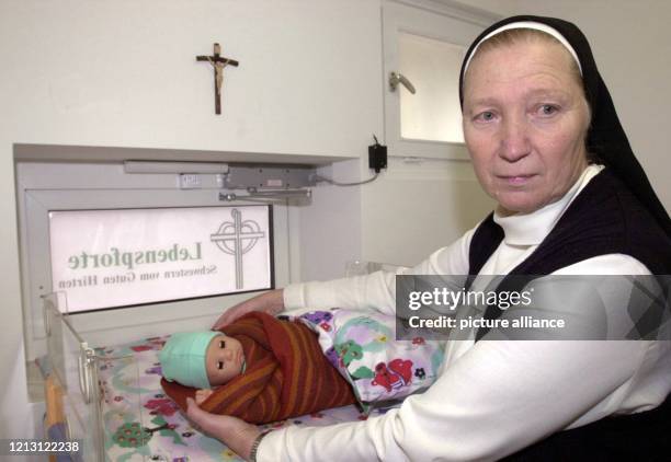 Schwester Daniela vom Kloster St. Gabriel in München hält am 6.10.2000 neben einer so genannten Babyklappe symbolisch eine Puppe in ihren Armen. Nach...