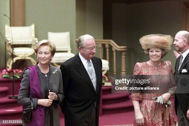 Der belgische König Albert II. Und dessen Frau Paola sind gemeinsam mit der niederländischen Königin Beatrix unter den Gästen bei der Vereidigung...