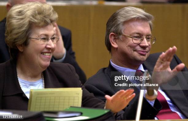 Der hessische Ministerpräsident Roland Koch und die stellvertretende Ministerpräsidentin und FDP-Landesvorsitzende Ruth Wagner amüsieren sich am...