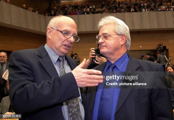 Der Fraktionsvorsitzende der SPD im hessischen Landtag, Armin Clauss , und sein Stellvertreter Gerhard Bökel unterhalten sich am 25.1.2000 vor Beginn...