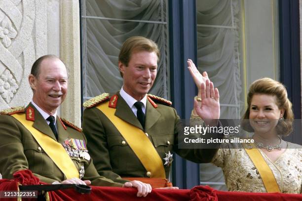 Der neue Großherzog Henri von Luxemburg und seine Frau Maria Teresa nehmen am 7.10.2000 in Luxemburg auf dem Balkon des Palais zusammen mit dem...