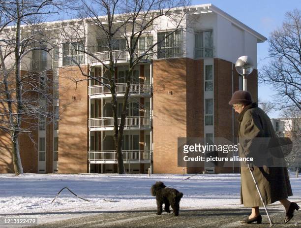 Eine Frau mit ihrem Hund geht am 21.1.2000 am Haus Theklastraße 17 im Berliner Stadtteil Lichterfelde vorbei, in dem sich am 20. Januar der...