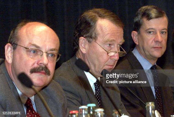 Die beiden vorläufigen Insolvenzverwalter Ottmar Hermann und Klaus Hubert Görg sitzen am während einer Pressekonferenz in Frankfurt am Main neben dem...
