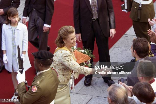 Großherzogin Maria Teresa von Luxemburg wird am 7.10.2000 in den Straßen Luxemburgs von Schaulustigen begrüßt. Links ihre Tochter Prinzessin...