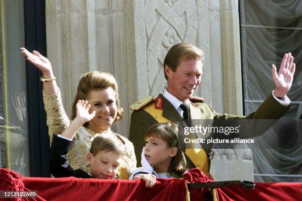 Winkend nehmen Großherzog Henri von Luxemburg und seine Frau Maria Teresa am 7.10.2000 in Luxemburg auf dem Balkon des Palais die Huldigung der...