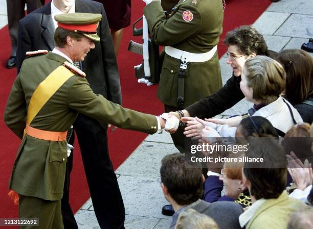 Großherzog Henri von Luxemburg reicht am 7.10.2000 in der Luxemburger Innenstadt einem Passanten die Hand. Gemeinsam mit seiner Ehefrau Maria Teresa...