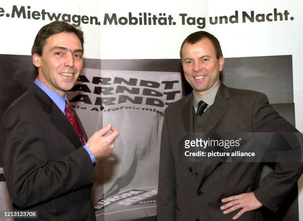 Die Vorstandsmitglieder der Arndt AG, Claus Lappen und Matthias Arndt, informieren am 18.1.2000 auf einer Pressekonferenz in Düsseldorf über den...