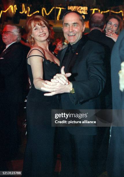 Schauspielerin Senta Berger und ihr Mann, der Regisseur Michael Verhoeven, tanzen auf dem Deutschen Filmball am 15.1.2000 in München. Zum Auftakt des...