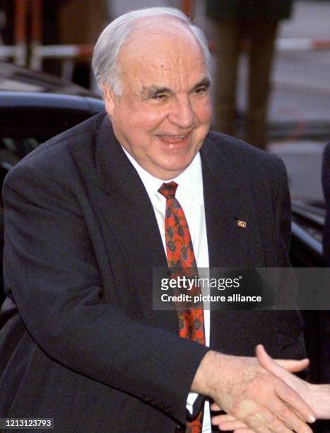 Der in die CDU-Finanzaffäre verwickelte Alt-Bundeskanzler Helmut Kohl tritt am 19.1.2000 in Hamburg erstmals nach Aufgabe des CDU- Ehrenvorsitzes...