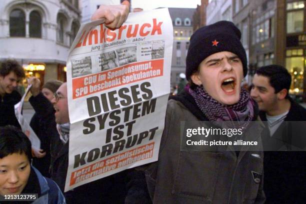 Lautstark demonstrieren Studenten am 19.1.2000 gegen die geplante Rede von Alt-Bundeskanzler Kohl in der Hamburger Handelskammer. Der in die...