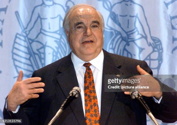 Der in die CDU-Finanzaffäre verwickelte Alt-Bundeskanzler Helmut Kohl hält am 19.1.2000 bei einer Festveranstaltung zur Gründung der Handelskammer...