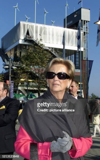 Königin Paola von Belgien steht am 4.10.2000 während ihres Rundgangs über das Ostgelände der Weltausstellung Expo 2000 in Hannover vor dem...