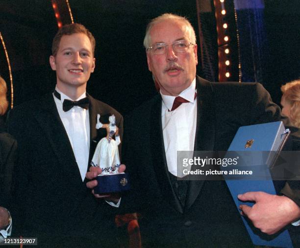 Filmproduzent Peter Schamoni hält seine Trophäe in den Händen, die ihm Prinz Georg Friedrich von Preußen als Laudator bei der Verleihung der...