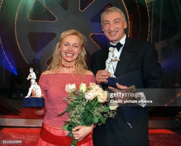 Schauspielerin Marita Marschall und ihr Kollege Gottfried John zeigen ihre Trophäen, die sie bei der Verleihung der Bayerischen Filmpreise am...