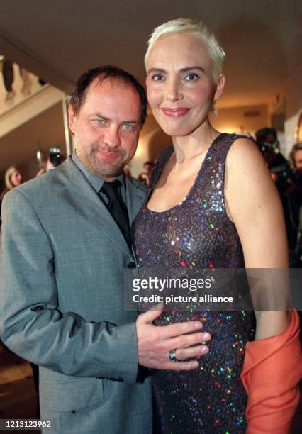 Schauspieler Uwe Ochsenknecht legt zärtlich die Hand auf den Bauch seiner schwangeren Frau Natascha, die ihn zur Verleihung der Bayerischen...
