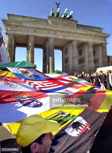 Teilnehmer an den Feierlichkeiten zum 10. Jahrestag der Deutschen Einheit breiten am 3.10.2000 vor dem Brandenburger Tor in Berlin die so genannte...