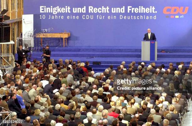 Altbundeskanzler Helmut Kohl spricht auf der Feierstunde der CDU am 1.10.2000 in Berlin zum zehnten Jahrestag der Deutschen Einheit am 3.Oktober....