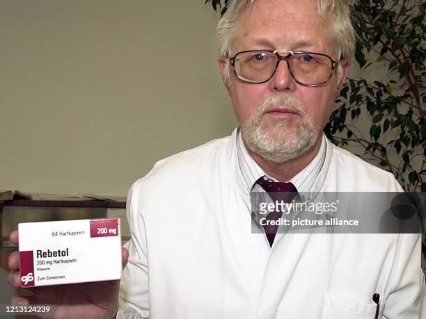 Der Chefarzt der Tropenmedizinischen Abteilung der Missionsärztlichen Klinik in Würzburg, Klaus Fleischer, zeigt am 14.1.2000 zum Fall von bei einer...