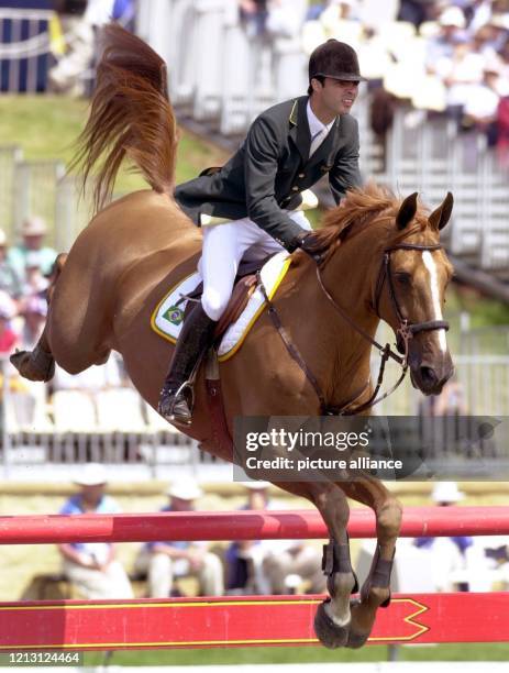 Der brasilianische Reiter Rodrigo Pessoa überspringt mit seinem Pferd Baloubet Du Rouet am 28.9.2000 im Horsley Park bei Sydney während der zweiten...