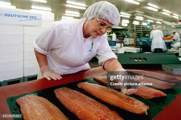 Die Mitarbeiterin des Fischereiunternehmens Deutsche See GmbH in Bremerhaven, Lydia Gaisler, streut am 8.11.1999 hauchdünne Blattgoldkrümel auf...