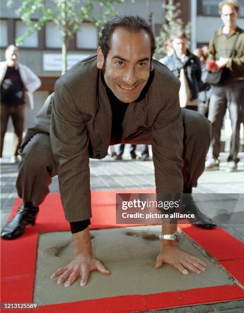 Der Musical-Darsteller Ethan Freemann hinterlässt am 22.9.2000 seine Fuß- und Handabdrücke im Zement des neuen "Walk of Fame" in Bremen. Nach fast...