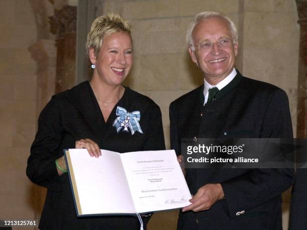 Die Filmregisseurin, Drehbuchautorin und Schriftstellerin Doris Dörrie erhält am 19.9.2000 in München den Bayerischen Verdienstorden aus der Hand des...