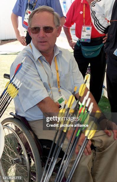 Der CDU-Politiker Wolfgang Schäuble verfolgt am im Archery Centre in Sydney den Mannschafts-Wettbewerb der Frauen im Bogenschießen, bei dem das...