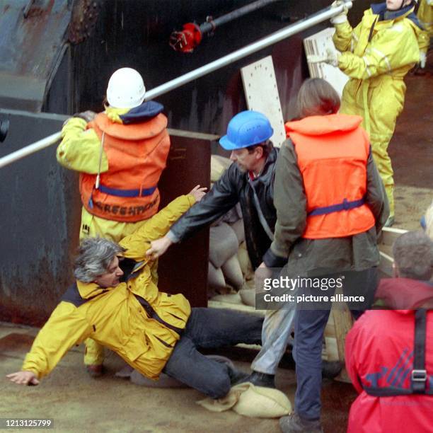 Zu Handgreiflichkeiten mit der Belegschaft kommt es 8.11.1999, als Umweltschützer im Dock der Kieler Lindenau-Werft Spülrohre verlegen. Mit einer...