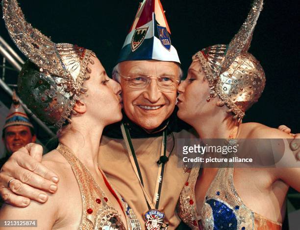 Bayerns Ministerpräsident Edmund Stoiber erhält am bei einer Pressekonferenz in Oberpfaffenhofen Küsschen von zwei Mädchen einer Karnevalsgruppe,...