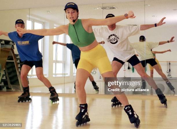 Inline-Aerobic führt die Aerobic-Trainerin der Inline Skating-Schule in Bremen, Tina Schulz , am 5.11.1999 zusammen mit Jens Heeren und Jörg Hiermayr...