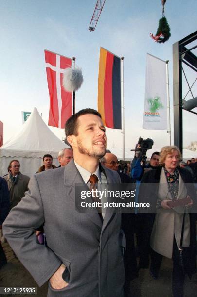 Seine Königliche Hoheit Kronprinz Frederik von Dänemark besichtigt am 9.11.1999 zusammen mit der Expo-Geschäftsführerin Birgit Breuel die Baustelle...