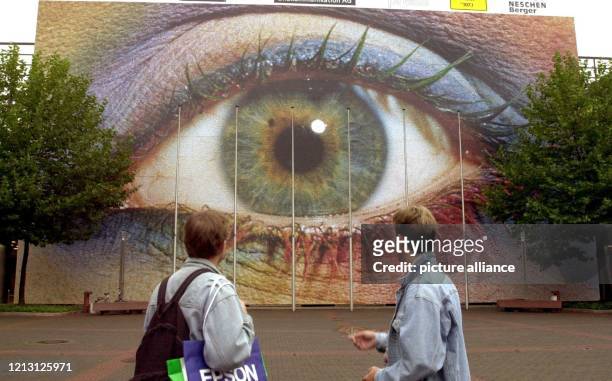 Besucher der weltgrößten Fotomesse photokina in Köln betrachten am 20.9.2000 das größte Bild der Welt, das sich aus insgesamt 235000 Einzelfotos...