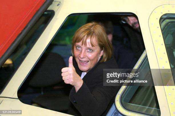 Die CDU-Vorsitzende Angela Merkel streckt am 20.9.2000 bei ihrem Besuch des Airbus-Werk in Hamburg-Finkenwerder lachend ihren erhobenen Daumen aus...