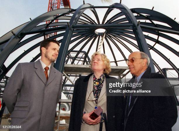 Seine Königliche Hoheit Kronprinz Frederik von Dänemark besichtigt am 9.11.1999 zusammen mit der Expo-Geschäftsführerin Birgit Breuel und Dänemarks...