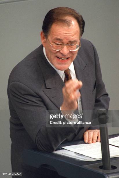 Der SPD-Gesundheitsexperte Rudolf Dreßler während seiner Rede am 4.11.1999 im Berliner Reichstag bei der abschließenden Beratung über das...