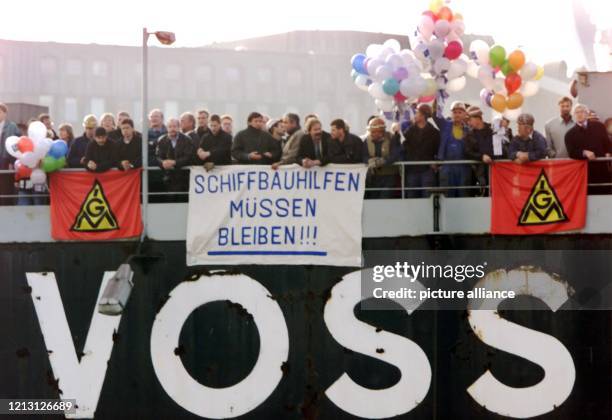 Mehrere hundert Mitarbeiter der Hamburger Werft Blohm & Voss demonstrieren am 5.11.1999 auf dem Dock "Elbe 17" für die Sicherung der Arbeitsplätze in...