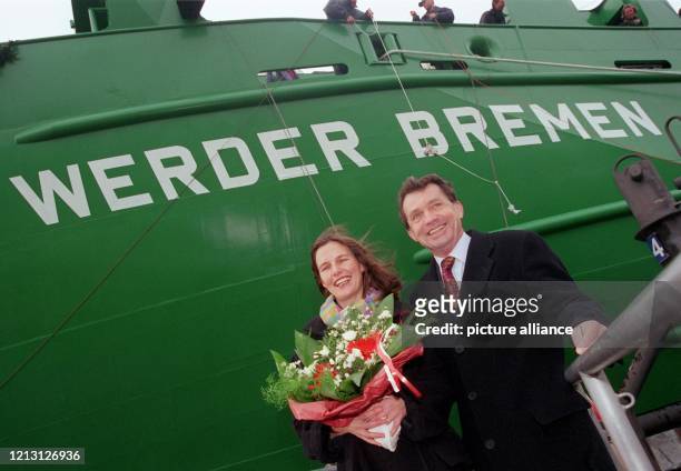 Nach der Taufe auf den Namen "Werder Bremen" stehen am Taufpatin Heide Lemke, Ehefrau von Ex-Werder-Manager Willi Lemke, und Werftchef Hinrich Sietas...
