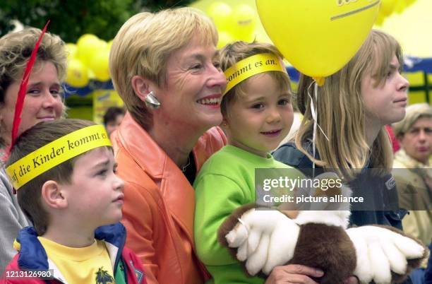 Mit der dreijährigen Jana im Arm zeigt sich Bundesjugendministerin Christine Bergmann am während eines Kinderfestes in Hannover zum Weltkindertag....