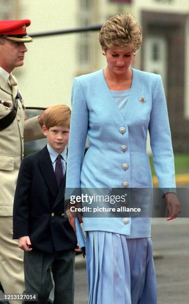 Prinz Harry begleitet seine Mutter Prinzessin Diana am 29.7.1993 bei einem Besuch britischer Truppen in Bergen-Hohne. Prinz Harry, der jüngste Sohn...