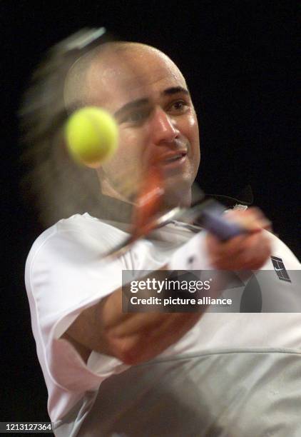 Andre Agassi schlägt am bei den Eurocard Open in der Stuttgarter Schleyer-Halle in seinem Spiel im Achtelfinale gegen Sjeng Schalken aus den...