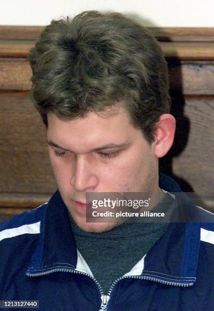 Daniel Ilnseher sitzt am mit gesenktem Kopf im Gerichtssaal am Landgericht in Regensburg. Der 21-jährige Oberpfälzer wurde wegen Sexualmordes an...