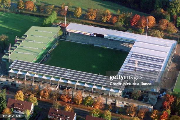 Luftaufnahme des Dreisamstadions vom Fußball-Bundesligisten SC Freiburg . Gut zu erkennen ist dabei die neue Solarstromanlage auf dem Dach der...