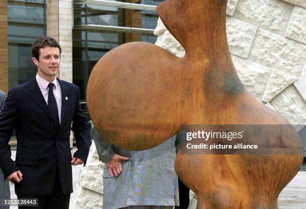 Kronprinz Frederik von Dänemark betrachtet am 11.9.2000 auf der Weltausstellung Expo 2000 in Hannover vor dem Dänischen Pavillon eine Skulptur des...