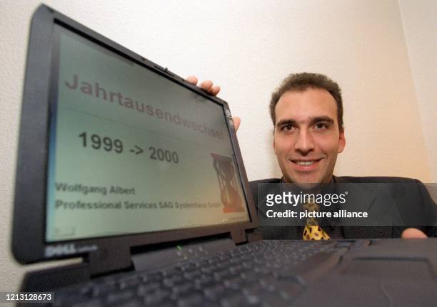 Der Computerexperte Wolfgang Albert am in Hamburg mit seinem Arbeitsgerät, einem Laptop. Albert arbeitet mit einem Team an dem Jahr 2000-Fehler, der...