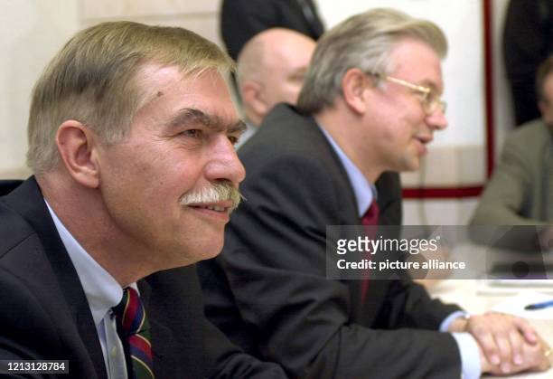 Der hessische Ministerpräsident Roland Koch stellt am 8.9.2000 in Wiesbaden den neuen Leiter der hessischen Staatskanzlei Jochen Riebel vor. Der...