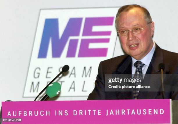 Der neugewählte Präsident des Arbeitgeberverbandes Gesamtmetall, Martin Kannegiesser, hält am 8.9.2000 auf der Mitgliederversammlung Gesamtmetall in...