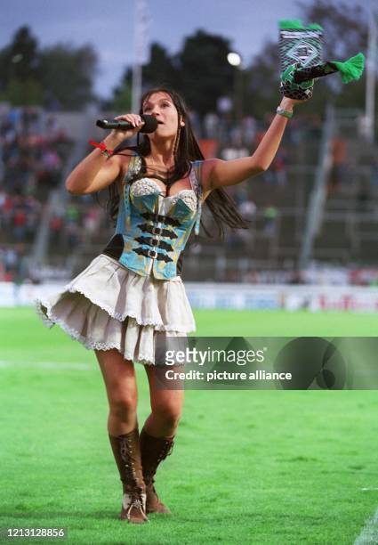 Die Sängerin Antonia feat. Sandra, bekannt als Begleittänzerin des Hitparadenstürmers "Anton aus Tirol", tritt am Abend des 4.9.2000 im...
