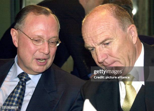 Der neugewählte Präsident des Arbeitgeberverbandes Gesamtmetall, Martin Kannegiesser , unterhält sich am 8.9.2000 vor Beginn der...